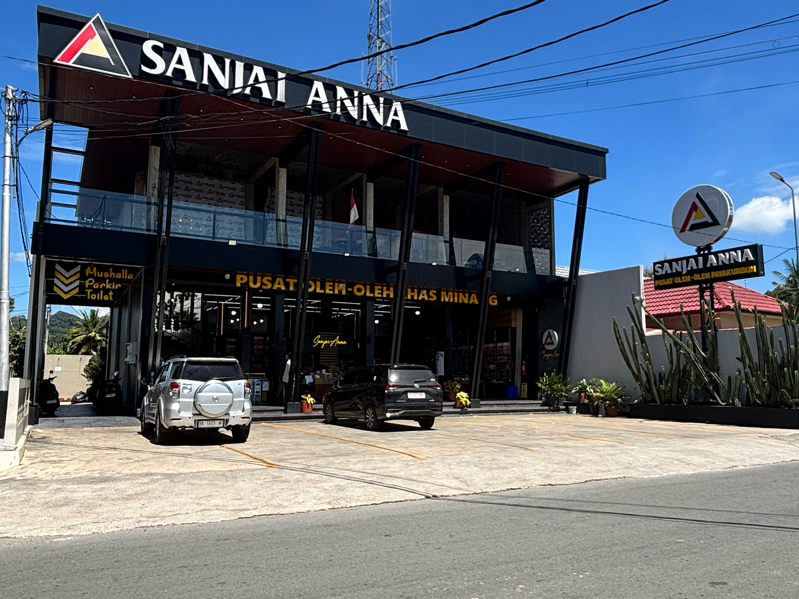 Storefront Sanjai Anna, jam 5 sore