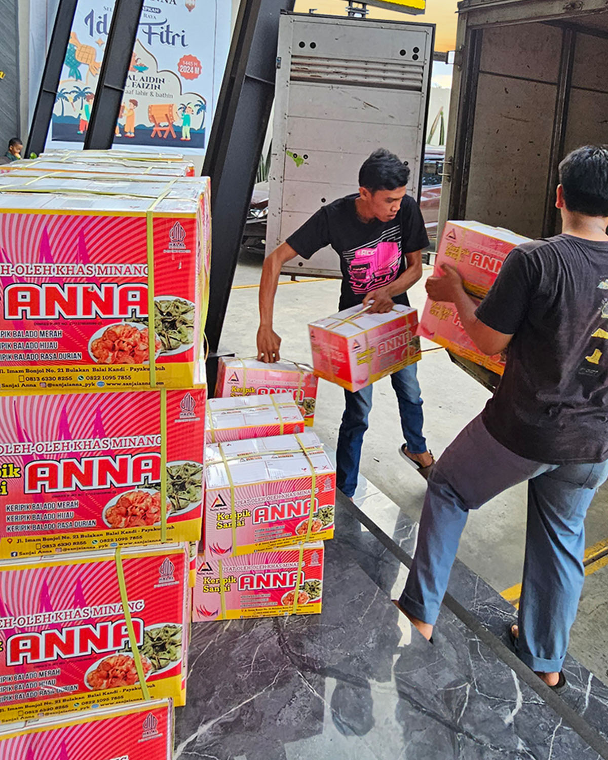 Isi paket kantor, dibongkar