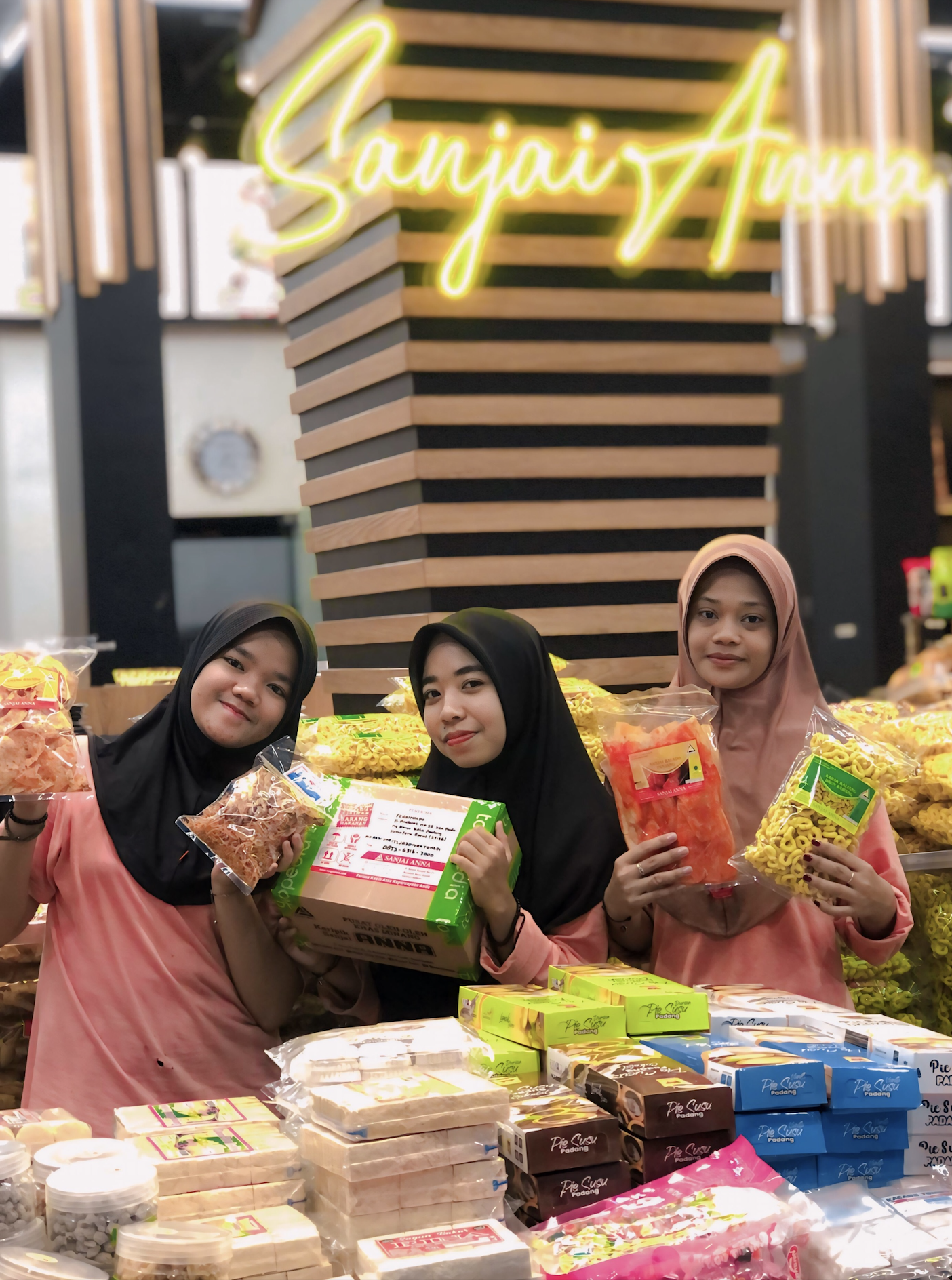 Halaman depan toko, sore hari